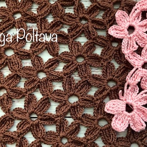 Może przedstawiać: Zbliżenie na tkaninę wykonaną na szydełku z powtarzającym się wzorem brązowych i różowych kwiatów. Tkanina wykonana jest delikatnym ściegiem i ma miękką, fakturowaną powierzchnię. W obrazie widoczny jest tekst (c) Olga Poltava.