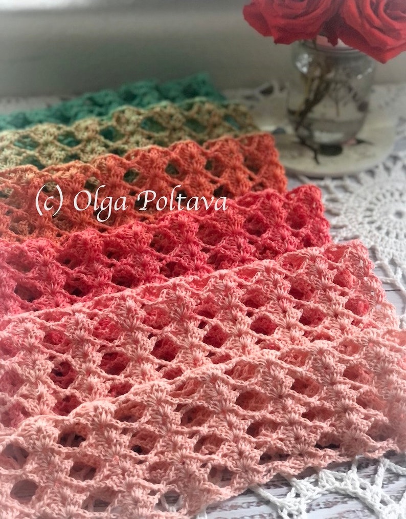 Pode incluir: Close-up de v&aacute;rios itens de croch&ecirc; em tons de rosa, coral e verde. O design vazado &eacute; vis&iacute;vel, com o texto "(c) Olga Poltava" na imagem. Os itens s&atilde;o dispostos em uma superf&iacute;cie de renda branca.