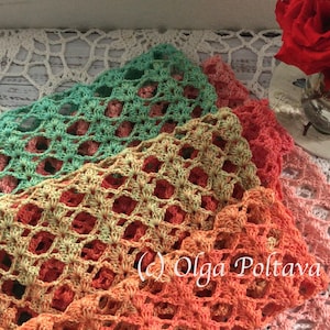 Pode incluir: Tr&ecirc;s xales de croch&ecirc; em tons de verde, laranja e rosa s&atilde;o sobrepostos em uma toalha de mesa de renda branca. O design de trama aberta dos xales cria uma apar&ecirc;ncia delicada e arejada. O aviso de direitos autorais "(c) Olga Poltava" &eacute; vis&iacute;vel na parte inferior da imagem.
