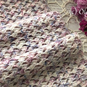 Pu&ograve; includere: Uno scialle all'uncinetto bianco con accenti rosa e blu. Lo scialle &egrave; realizzato con un delicato punto a maglia e ha una sensazione morbida e ariosa.