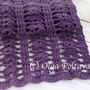 Puede incluir: Manta de ganchillo de color morado con un delicado patr&oacute;n de calado. La manta est&aacute; hecha con un hilo suave y tiene una superficie ligeramente texturizada. (c) Olga Poltava