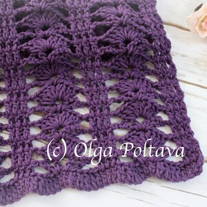 Puede incluir: Manta de ganchillo de color morado con un patr&oacute;n de encaje. La manta est&aacute; hecha con un hilo grueso y tiene un borde festoneado. El texto (c) Olga Poltava es visible en la esquina inferior derecha de la imagen.