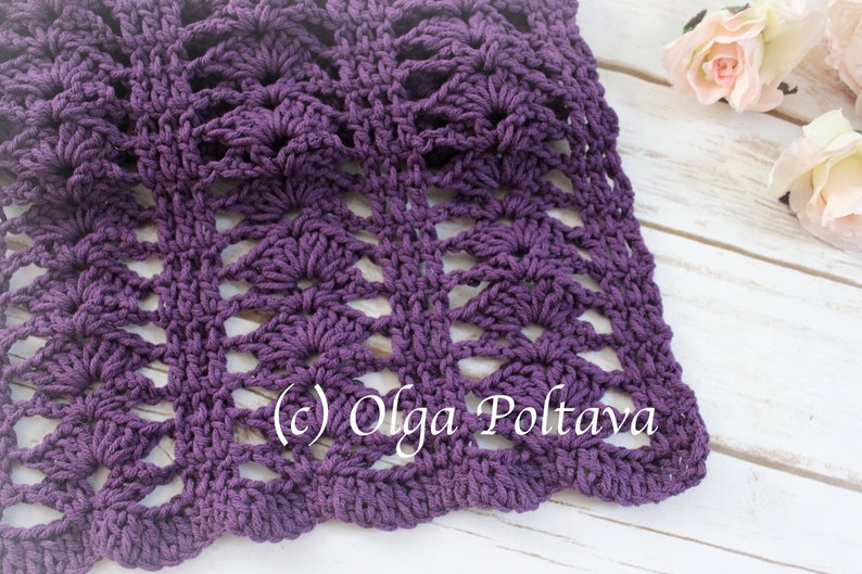 Puede incluir: Manta de ganchillo de color morado con un patr&oacute;n de encaje. La manta est&aacute; hecha con un hilo grueso y tiene un borde festoneado. El texto (c) Olga Poltava es visible en la esquina inferior derecha de la imagen.