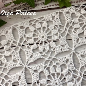 Peut inclure: Une dentelle crochetée blanche avec un motif floral délicat. La dentelle est composée de motifs carrés répétés avec des détails complexes.