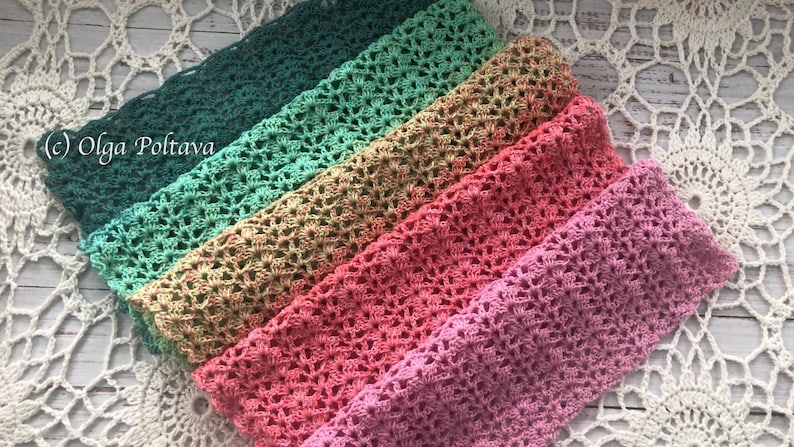 K&ouml;nnte beinhalten: Ein Set aus sechs geh&auml;kelten Decken in verschiedenen Gr&uuml;nt&ouml;nen, Gelb, Orange, Rosa und Lila. Die Decken sind in einem Regenbogenmuster angeordnet und mit einer zarten Lochmuster-Masche gearbeitet.