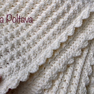 Puede incluir: Una manta blanca de ganchillo con un borde festoneado. La manta est&aacute; doblada en capas, mostrando el intrincado patr&oacute;n de puntadas. El texto (c) Olga Poltava es visible en la esquina superior izquierda.