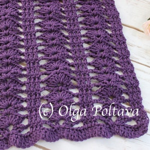 Puede incluir: Tejido de crochet morado con un patr&oacute;n de encaje. El tejido tiene un borde festoneado. El texto (c) Olga Poltava es visible en la esquina inferior derecha de la imagen.