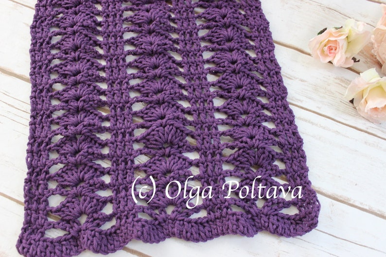 Puede incluir: Tejido de crochet morado con un patr&oacute;n de encaje. El tejido tiene un borde festoneado. El texto (c) Olga Poltava es visible en la esquina inferior derecha de la imagen.