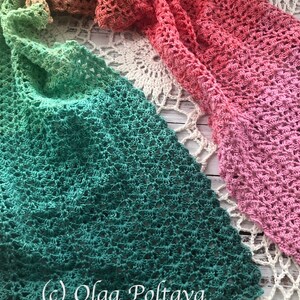 K&ouml;nnte beinhalten: Ein geh&auml;keltes Tuch in einem Farbverlauf von Gr&uuml;n, Rosa und Orange. Das Tuch ist mit einer zarten Lochmuster-Masche gearbeitet und auf einer wei&szlig;en H&auml;kelspitze gelegt. Der Text (c) Olga Poltava ist in der linken unteren Ecke des Bildes sichtbar.