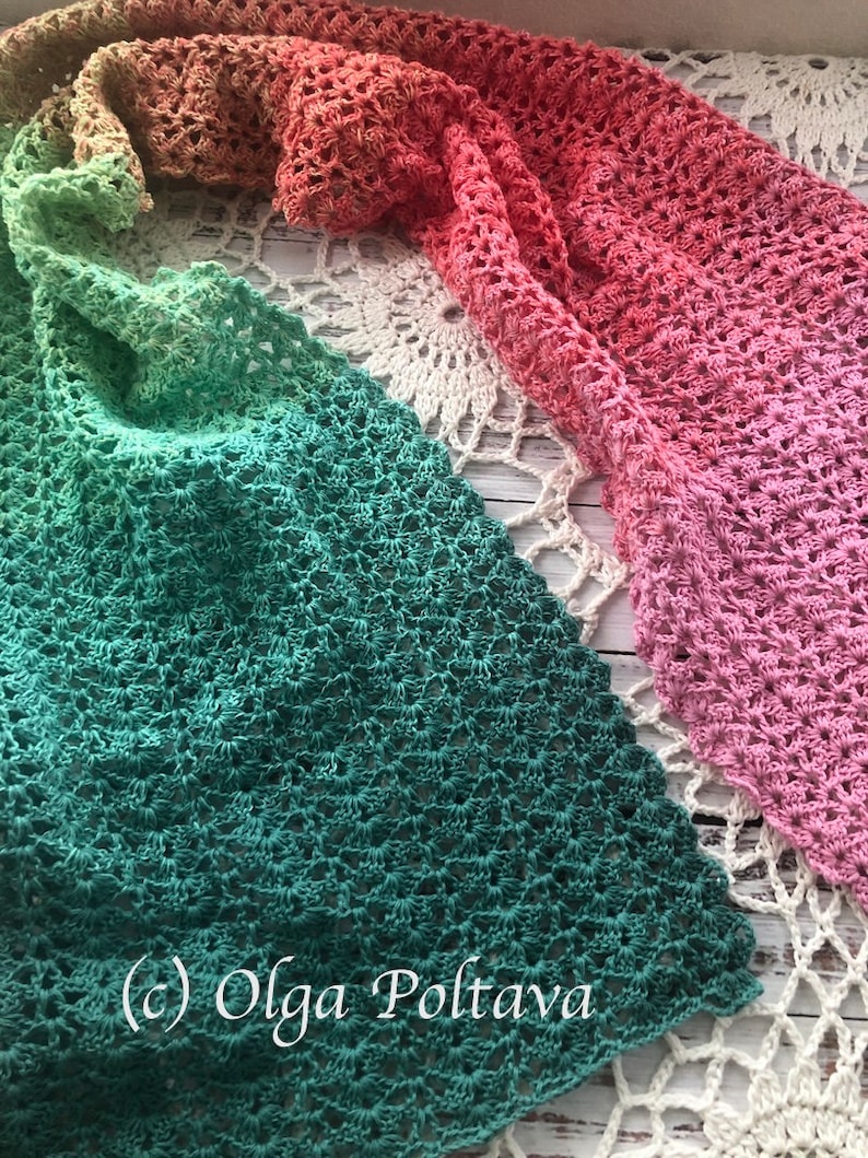 K&ouml;nnte beinhalten: Ein geh&auml;keltes Tuch in einem Farbverlauf von Gr&uuml;n, Rosa und Orange. Das Tuch ist mit einer zarten Lochmuster-Masche gearbeitet und auf einer wei&szlig;en H&auml;kelspitze gelegt. Der Text (c) Olga Poltava ist in der linken unteren Ecke des Bildes sichtbar.
