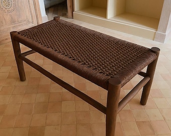 Banco de madera hecho a mano con asiento de cuerda tejida, banco moderno para recibidor o dormitorio.