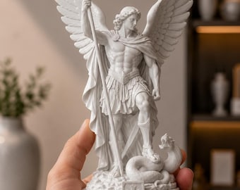 Estatua del Arcángel San Miguel – Decoración católica impresa en 3D, arte cristiano que representa la derrota de la serpiente.