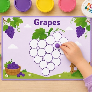 Può includere: Un tappetino da gioco rettangolare con un'illustrazione di uva con cerchi vuoti per posizionare la plastilina, circondato da contenitori di plastilina verde, viola, gialla e rosa, un coltello di plastica viola, un mattarello giallo e formine.
