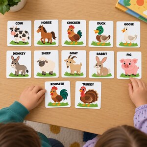 Puede incluir: Un conjunto de doce tarjetas educativas cuadradas con coloridas ilustraciones de dibujos animados de animales de granja, incluyendo vaca, caballo, pollo, pato, ganso, burro, oveja, cabra, conejo, cerdo, gallo y pavo, cada una con su nombre impreso en negro.
