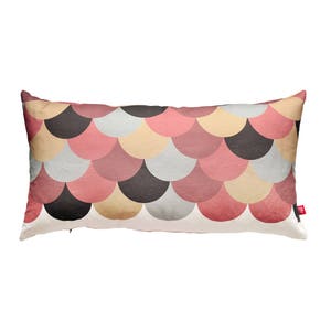 Puede incluir: Una almohada rectangular larga con un patrón geométrico de semicírculos superpuestos en rosa, beige, gris y negro.