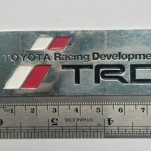 Vintage TRD Toyota Racing Development metallemblem – Klassisk JDM-bilgrill, namnskylt