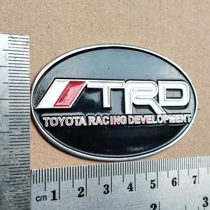 TRD-grillmärke, vintage Toyota Racing Development-legeringsemblem, tillbehör till klassisk Toyota-retrobil och -lastbil
