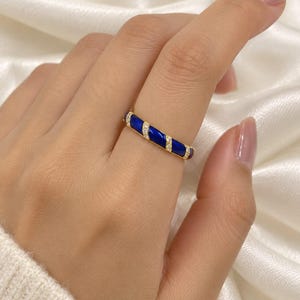 Ring i kunglig blå emalj med guldfärgad vermeil, band med strassdetalj, smycken i sterlingsilver