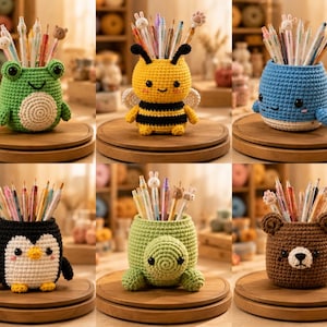 Pode incluir: Uma coleção de seis porta-lápis de crochê com temas de animais, incluindo um sapo verde, uma abelha amarela, uma baleia azul, um pinguim preto e branco, uma tartaruga verde-clara e um urso marrom, cada um cheio de canetas e lápis coloridos.