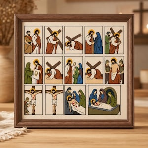 Op de afbeelding: Een ingelijst kruissteek kunstwerk met veertien individuele panelen die de staties van de kruisweg uitbeelden. Elke rechthoekige scène gebruikt een gepixelde stijl om religieuze figuren in bruine, blauwe, groene en witte gewaden te tonen, gevat in een donkerbruine houten lijst.