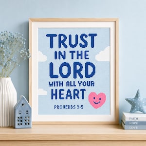 Könnte beinhalten: Ein gerahmtes Kreuzstichmuster mit dem dunkelblauen Text TRUST IN THE LORD WITH ALL YOUR HEART PROVERBS 3:5 auf hellblauem Grund mit weißen Wolken und einem kleinen rosa Herz mit lächelndem Gesicht in der unteren rechten Ecke.