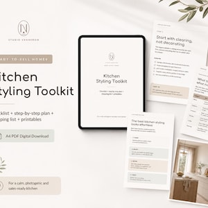 Op de afbeelding: Een digitale keukenstyling-toolkit weergegeven op een tabletscherm en geprinte pagina's. De tekst bevat 'Kitchen Styling Toolkit', 'Checklist + step-by-step plan + shopping list + printables', 'A4 PDF Digital Download' en 'Studio Vannerom'.