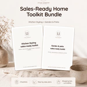 Op de afbeelding: Een digitale Sales-Ready Home Toolkit Bundle van Studio Vannerom met twee A4 PDF-gidsen: Kitchen Styling en Garden & Patio. De documenten bevatten checklists, stappenplannen, boodschappenlijstjes en printables in het Engels en Nederlands.