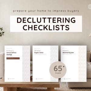 Op de afbeelding: Drie witte documentomslagen met de titels DECLUTTERING CHECKLISTS, 50 things to remove before viewings, 100 things buyers notice en Weekend decluttering plan. Een cirkelvormige badge geeft 65+ PAGES aan. De tekst is in het Engels.