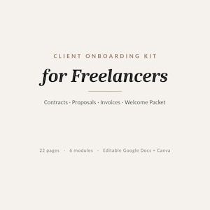 Può includere: Un modello di documento digitale intitolato CLIENT ONBOARDING KIT for Freelancers. Elenca Contracts, Proposals, Invoices e Welcome Packet. Il testo indica 22 pagine, 6 moduli e che è modificabile in Google Docs e Canva.