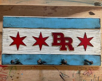 Perchero de pared con la bandera de Chicago de Brother Rice, pintado a mano y tallado en CNC (61 x 30 cm)