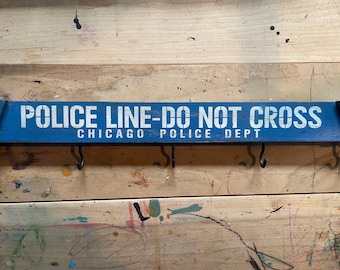 Llavero Chicago – Estilo “Línea policial, no cruzar” / Madera maciza de fresno hecha a mano / Llavero de pared / Decoración de Chicago
