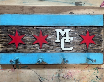 Perchero de pared con la bandera de Chicago de Mount Carmel, pintado a mano y tallado con CNC (61 x 30 cm)