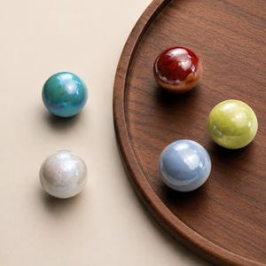 Iriserende keramische kastknop, kleurrijke ronde ladeknop, keukenbeslag, vintage dressoirknop, unieke meubelgreep