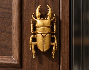 Schrankknöpfe in Form von Hirschkäfern, Schubladengriffe in Antikmessing und Goldoptik, Insekten-Kommodengriffe, gotische Schrankbeschläge, von der Natur inspirierte Dekoration