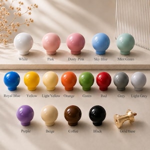Puede incluir: Una colección de pomos esféricos para armarios en varios colores, incluyendo blanco, rosa, rosa empolvado, azul cielo, verde menta, azul real, amarillo, amarillo claro, naranja, verde, rojo, gris, gris claro, morado, beige, café y negro, con una base dorada.
