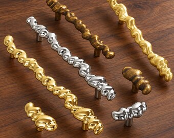 Skulpturale Schrankgriffe und -knöpfe, organisch geschwungene Schubladengriffe, Oberfläche in Gold-Silber-Antikmessing, Möbelbeschläge für Küche, Kommode und Kleiderschrank