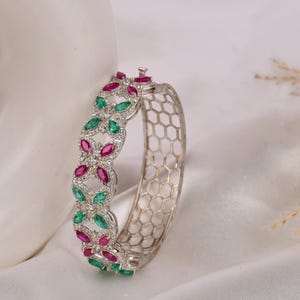 Flerfärgat ädelstensarmband i 925 sterlingsilver, rubin och smaragd blommig statement-manschett, lyxiga brudsmycken, elegant present till henne