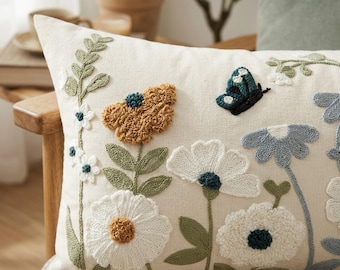 刺繍入り花柄ピローカバー、ボヘミアン風ランバークッションカバー、ボタニカルワイルドフラワースローピロー、ニュートラルな美的ホームデコレーション