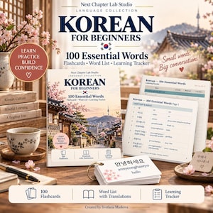 Op de afbeelding: Een Koreaanse taalset voor beginners met een boek getiteld 100 Essential Words, een leertracker en een ring met flashcards. De kaft toont een traditioneel gebouw met kersenbloesems en de tekst Next Chapter Lab Studio.