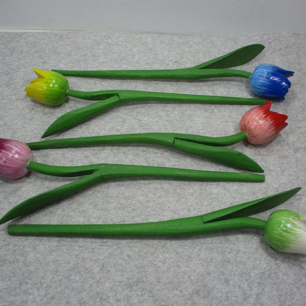 5 tulipes en bois sculptées dans des couleurs pastel avec de longues tiges en bois vertes 9 1/2" de long