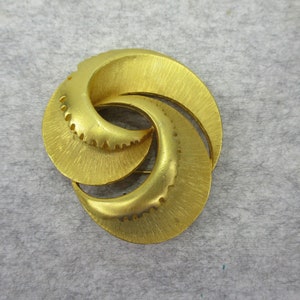 Vintage Signed The Icing Geometric Round Wrapped Matte Gold Tone Pin Brooch 2&quot;