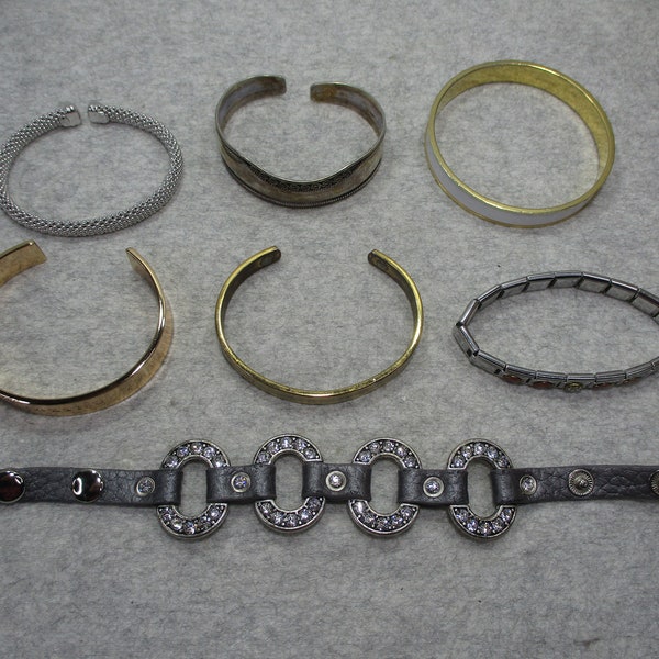 7 Bracelet Jewelry Lot Signed Unsigned Assorted Material & Styles