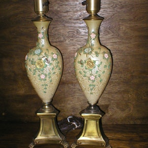 2 VTG Verre appliqué à la main Fleurs Crépitement Peinture Laiton Torchière 3 voies Lampe Lion