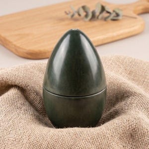 Handgjord keramisk scatola-ask - mörkgrönt äggformat kärl med lock, minimalistisk estetisk keramikburk, unik prydnadsföremålsbehållare