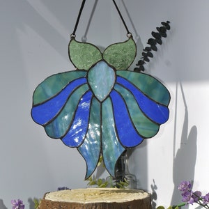 Large Stained Glass Retro Mod Moth Suncatcher in Blue, Green, Periwinkle, and Pink zdjęcie 6