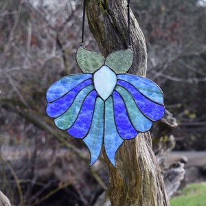 Large Stained Glass Retro Mod Moth Suncatcher in Blue, Green, Periwinkle, and Pink zdjęcie 1