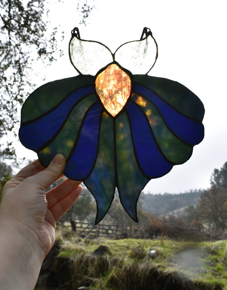 Large Stained Glass Retro Mod Moth Suncatcher in Blue, Green, Periwinkle, and Pink zdjęcie 5