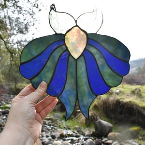 Large Stained Glass Retro Mod Moth Suncatcher in Blue, Green, Periwinkle, and Pink zdjęcie 4