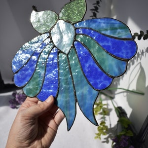 Large Stained Glass Retro Mod Moth Suncatcher in Blue, Green, Periwinkle, and Pink zdjęcie 9