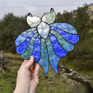 Large Stained Glass Retro Mod Moth Suncatcher in Blue, Green, Periwinkle, and Pink zdjęcie 2